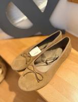 Neue~Zara~Leder BLoGgeR Ballerinas Gr.38 beige Wildleder Nordrhein-Westfalen - Baesweiler Vorschau