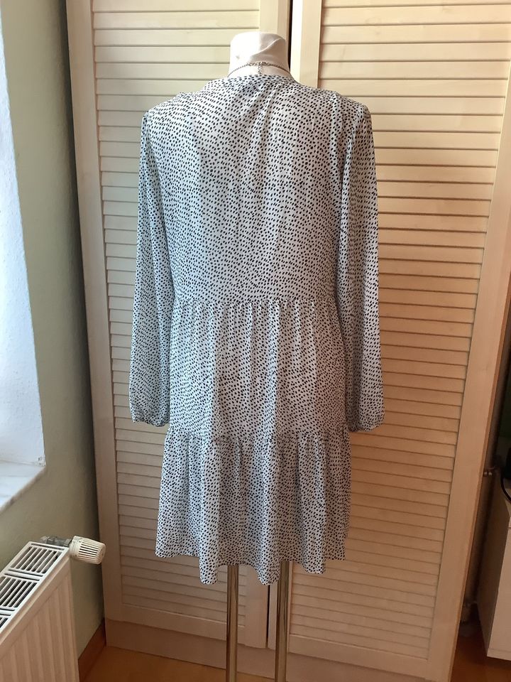 Tolles Chiffon-Kleid von COMMA weiß gepunktet Gr. 38-40 in Revensdorf