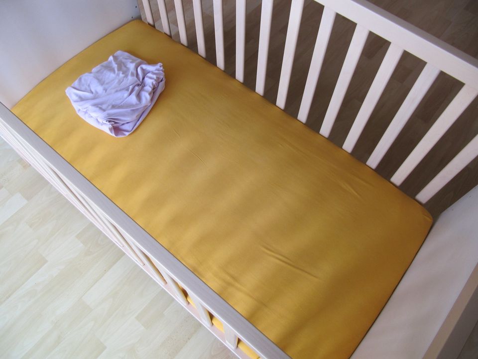 Babybett Kinderbett Wellemöbel 140x70cm mit Matraze und 2x Laken in Siegsdorf
