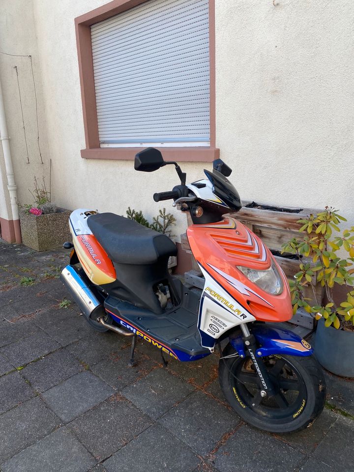 Roller mit zwei Helmen in Karlsruhe