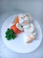 Fondant Tortendeko frecher Hase liegend auf Möhre Caketopper ❣️ Thüringen - Erfurt Vorschau