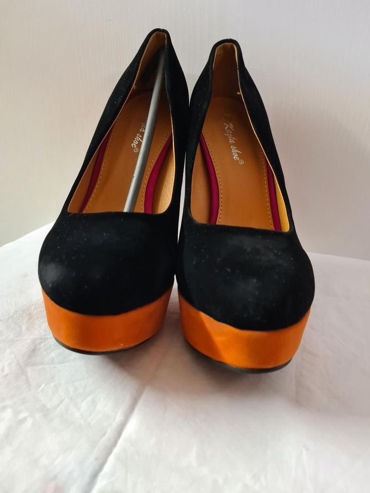 Schwarz/ bunte Plateau Schuhe Pumps, Gr.40, Wildlederimitat in Darmstadt