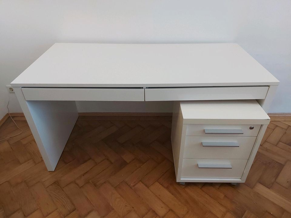 Weißer Schreibtisch in München