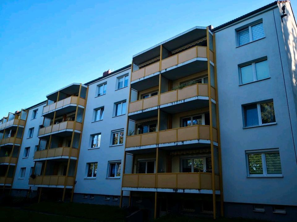 Vermiete gemütliche 3 R. Wohnung mit EBK. Balkon und PKW Stellpl. in Chemnitz