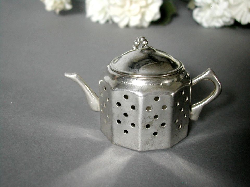 altes Teeei in Form einer Teekanne. Tee-Ei / Teesieb aus England in Bad Mergentheim
