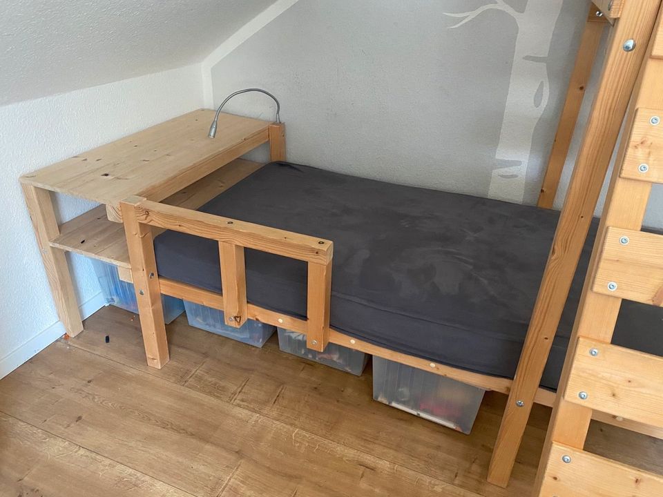 Kinderbett mit Podest / Kletterturm inkl. Matratze in Hückeswagen