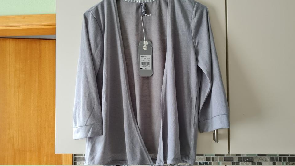 Neue, hellgraue, offene Feinstrickweste, Gr. 38, noch mit Etikett in Brilon