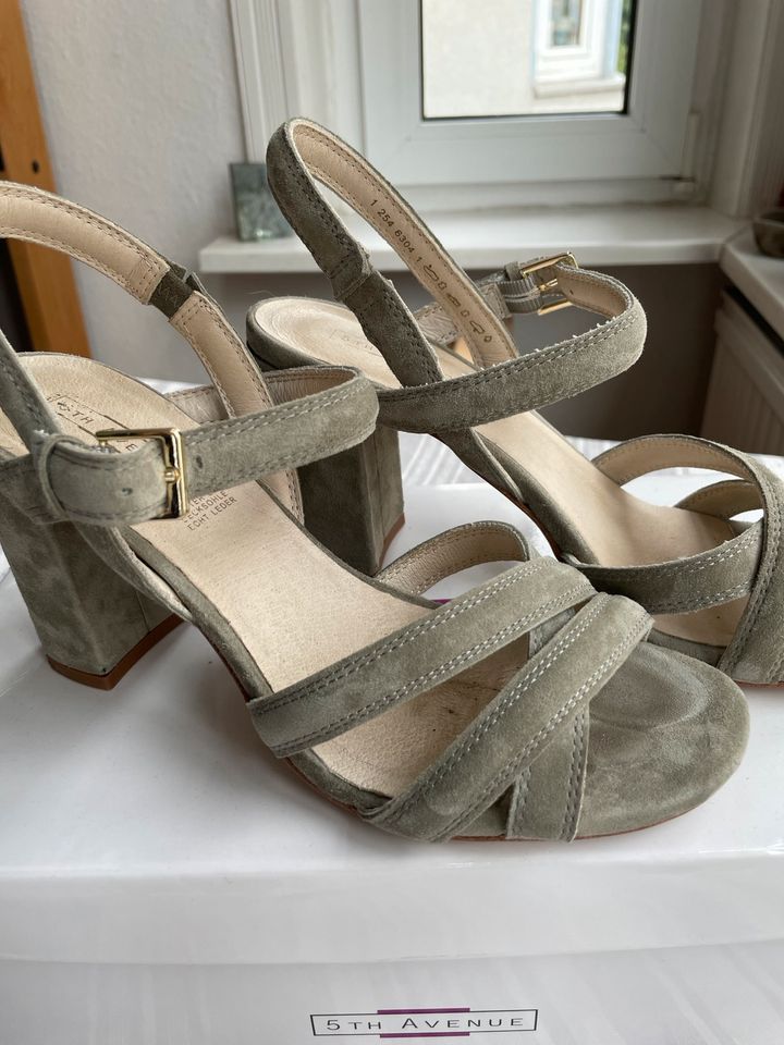 Sandalen Pumps 38 khaki Wildleder 5th Avenue Deichmann in Lübeck