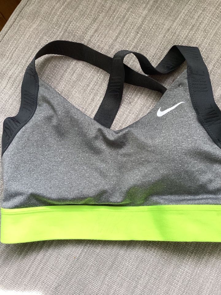 NIKE Sport BH Bustier Top Dry Fit Neuwertig S 36 in Bonn