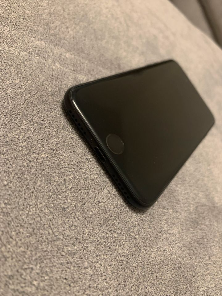 Apple iPhone 7 128GB in schwarz Telefon Smartphone Handy in Beimerstetten