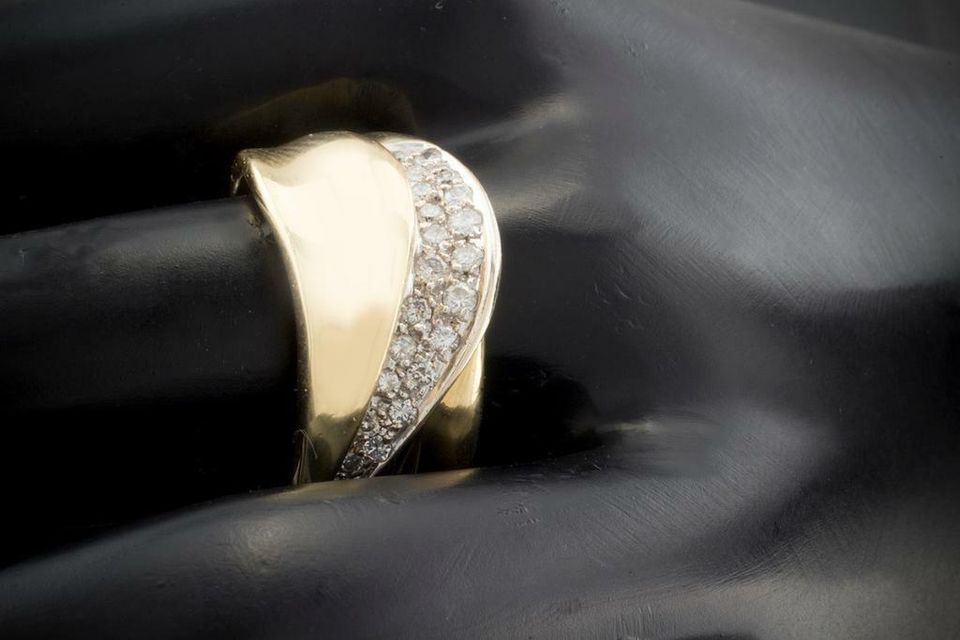 Schwungvoller 750er Gelbgold Gold Ring mit feurigen Brillanten in Wegberg