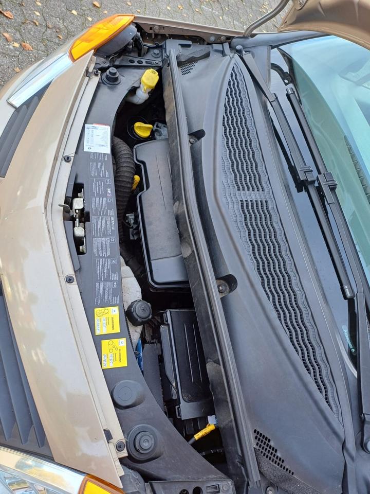 Renault modus 2005 16V mit einem Stand für zwei Fahrräder in Bremervörde