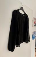 Bluse mit abgesetzten Punkten Nordrhein-Westfalen - Detmold Vorschau
