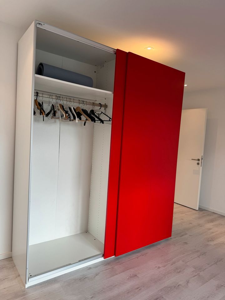 Ikea Pax Kleiderschrank mit Schiebetüren (rot) in Kelkheim