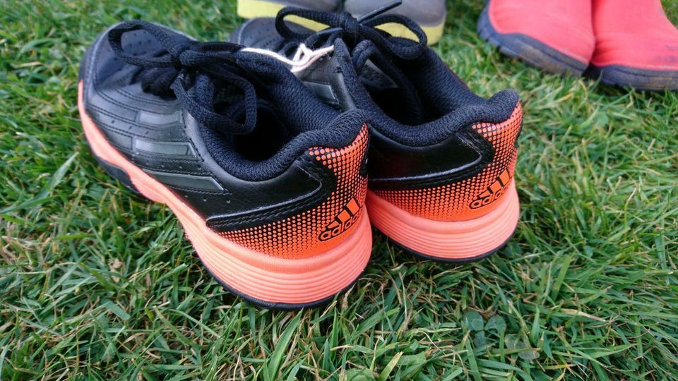 Turnschuhe adidas Sneaker Gr 28 Kinder schwarz  orange in Staufenberg