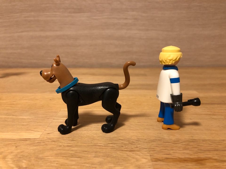 Playmobil Scooby Doo im Anzug und Fred Jones mit Taschenlampe in Aachen