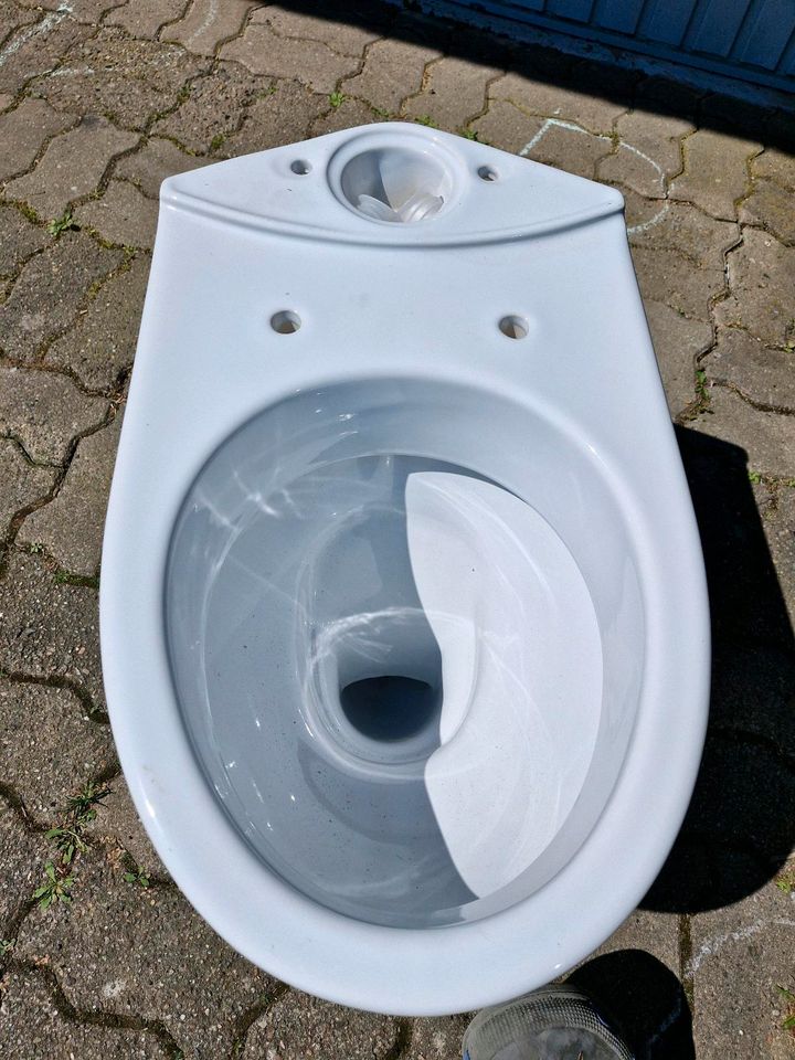 Toilette inklusive Spülkasten neu in Aerzen