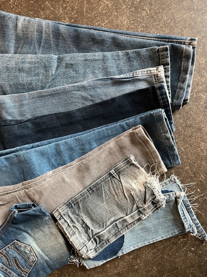 Alte Jeans 8 Stück und weitere/ Jeansstoffe /zum basteln /defekt in Hessisch Oldendorf