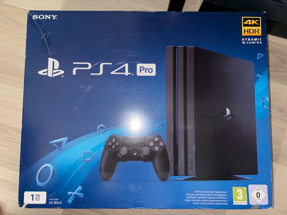 PS4 Pro mit Kontrolleur und spiel in Remstädt