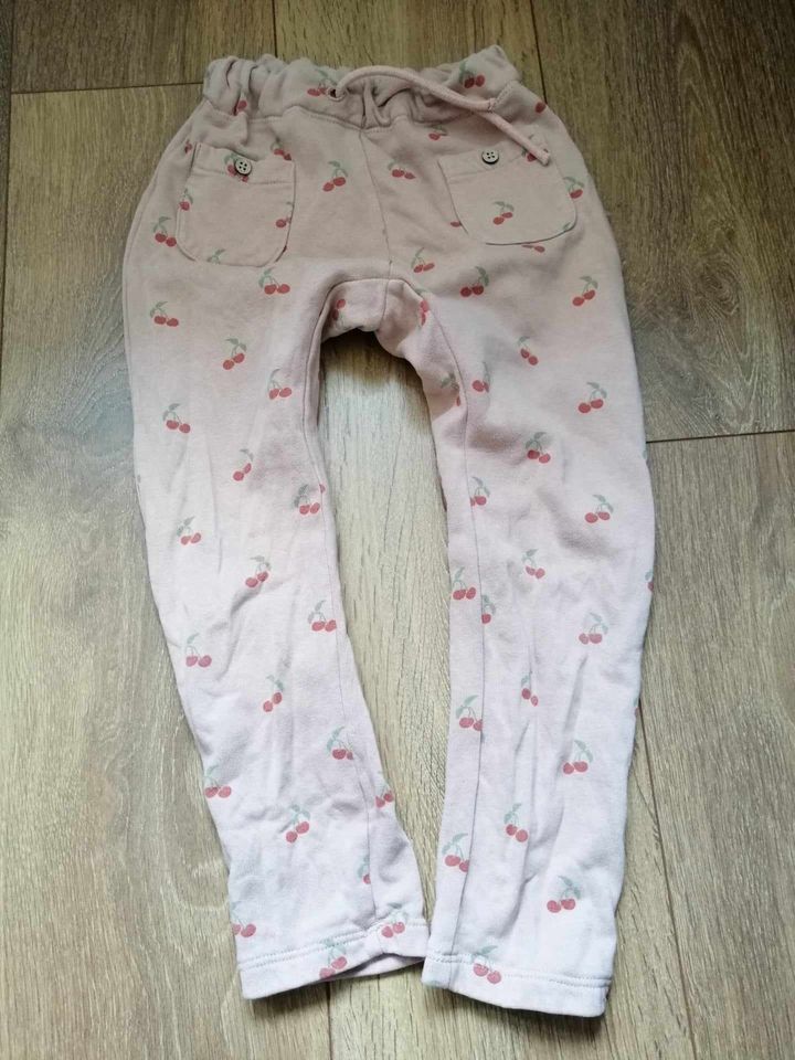 Süsse Hose von Lil´Atelier mit Kirschen, Gr. 110, OP ca 30 Euro in Augsburg