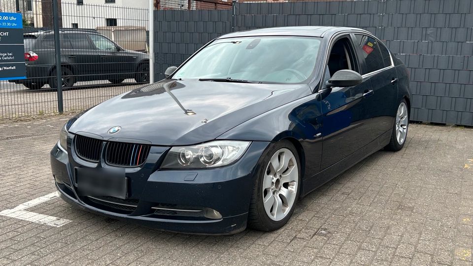 BMW E90 330i 258PS Automatik *KEYLESSGO, XENON, LEDER, LPG* in Oberhausen