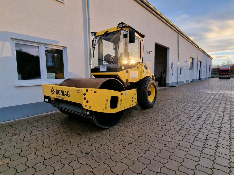 Baumaschinen Vermietung Bagger Radlader Dumper Rüttelplatte Bühne in Tann