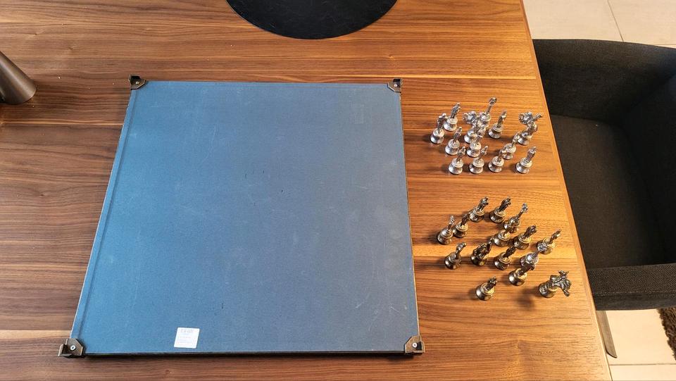 Griechisches Schachbrett mit Figuren Messing mit Verpackung in Offenburg
