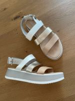 Flare & Brugg Sandalen 38 Echtleder Weiß/ Beige/ Gold Nordrhein-Westfalen - Ochtrup Vorschau