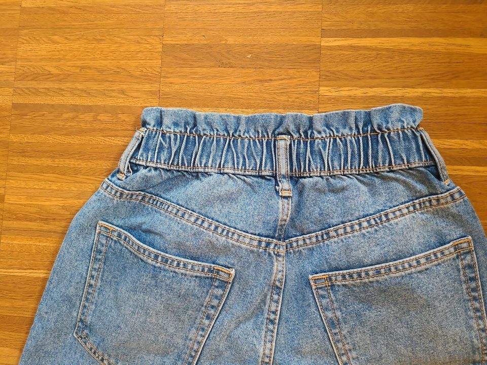 H&M Mom Jeans Gr. 34 in Weinböhla