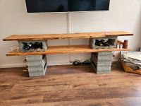 TV Unterschrank DIY Holzplanken mit Baumkante/Beton Flaschenregal Berlin - Charlottenburg Vorschau