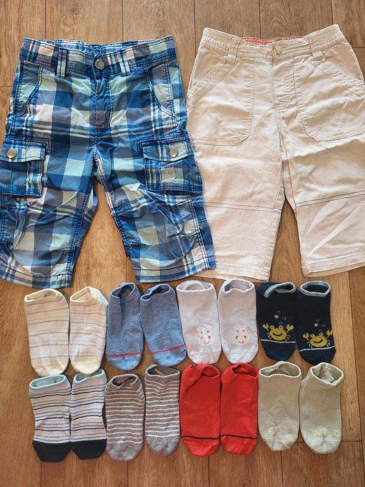 Kleines Kleiderpaket kurze Hosen & Socken 104 in Hamburg