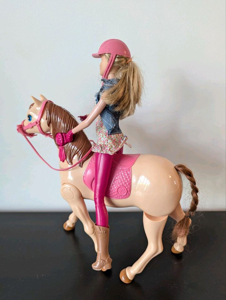 Barbie mit laufendem Pferd (Mattel) in Hamburg