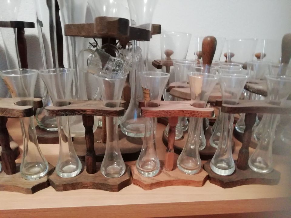 Sogenannte Kutschengläser, also verschiedene Gläser mit Ständer. in Walldürn