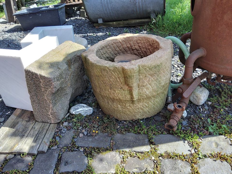 Steintrog Gartendeko Naturstein Säule Kreuz in Eitorf