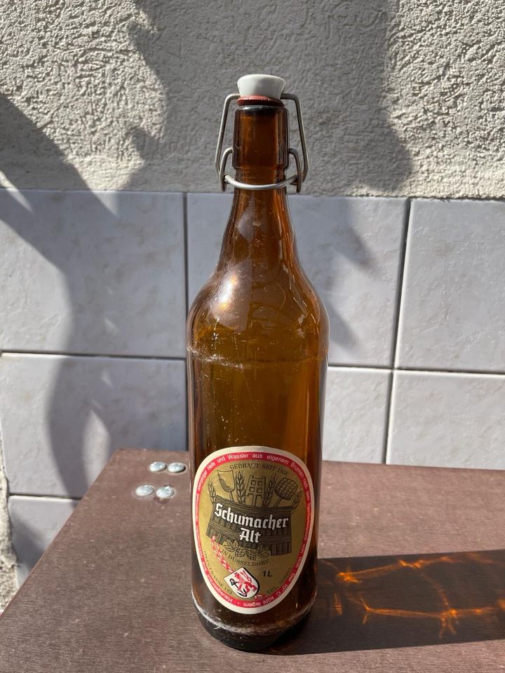 Alte leere Bierflaschen verschiedener Brauereien und Biersorten in Edingen-Neckarhausen
