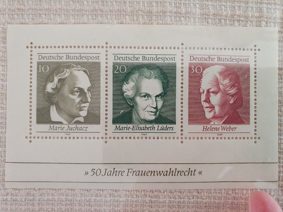 Briefmarken-Set 50 Jahre Frauenwahlrecht in Hamburg
