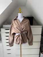 Zara Bluse Shirt langarm Twist Detail V-Ausschnitt Größe XL beige Nordrhein-Westfalen - Altena Vorschau