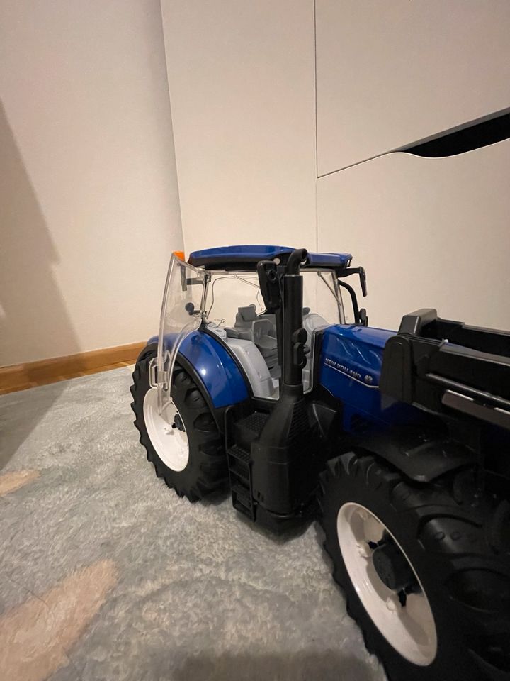Bruder Traktor (New Holland) blau in Leipzig