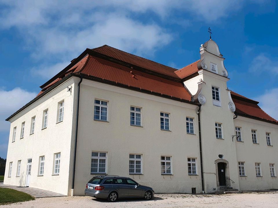 Restaurant mit sonniger Terrase und Wohnungen im Golf Club Hochstatt in Neresheim in Neresheim