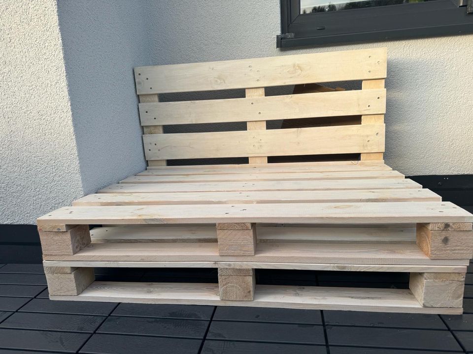 Paletten Sofa mit Kissen und Abdeckung in Aue