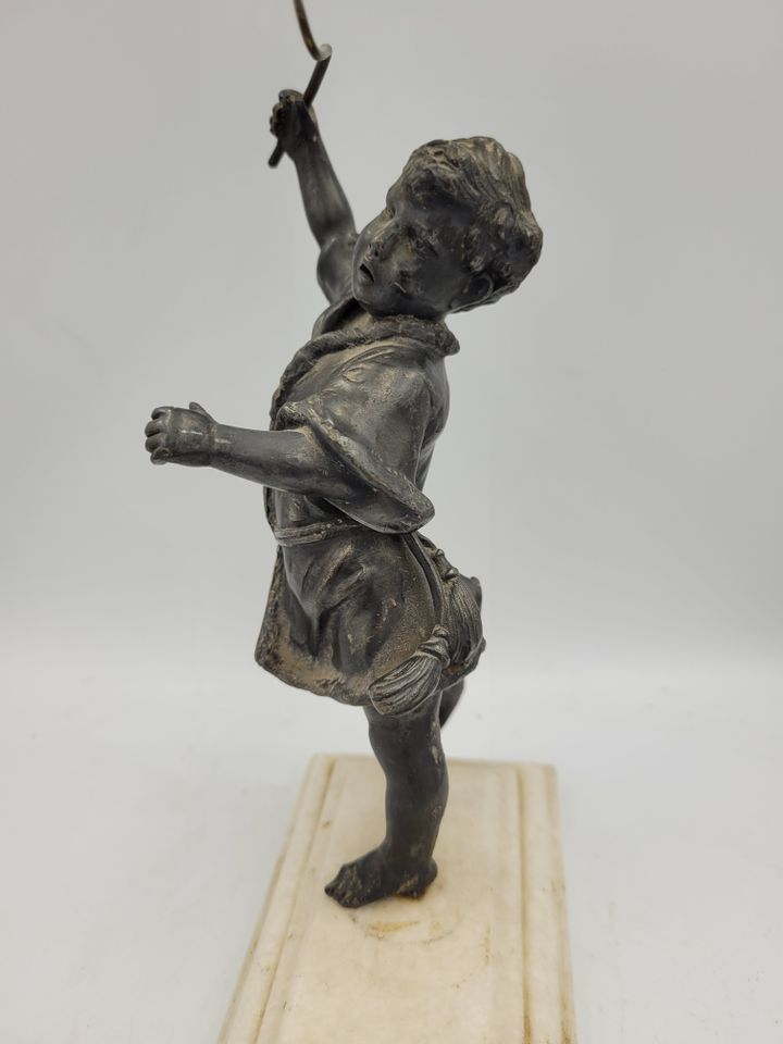 Skulptur Junge mit Peitsche auf Marmorsockel, Metallguss, antik in Ulm