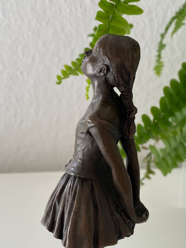 Bronzefigur Ballerina Mädchen Tänzerin Signatur Degas in Centrum