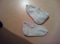 Baby Stricksocken/ neuwertig Hessen - Niederdorfelden Vorschau