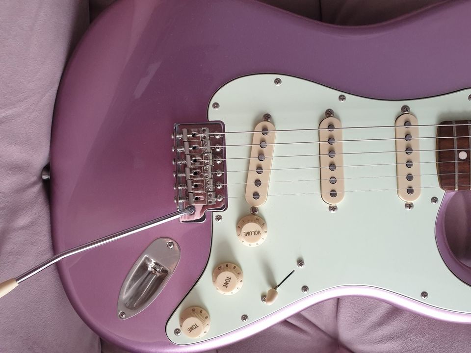 Squier Classic Vibe 60‘s Strat Burgundy Mist - Matching Headstock in Köln