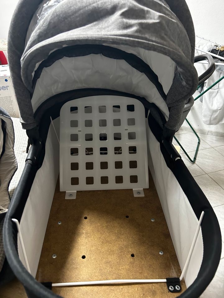 Kinderwagen mit 3 Aufsätzen und viel Zubehör in Aislingen