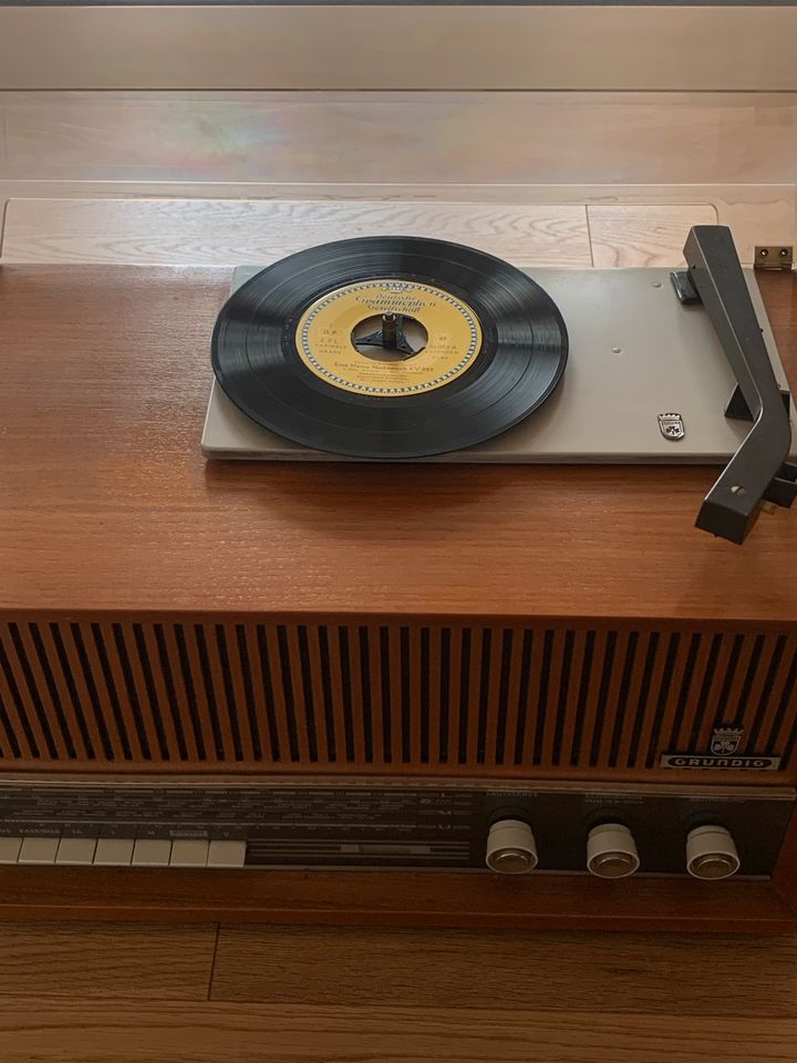 Grundig Röhrenradio Type 3040 Pha Plattenspieler + Schallplatten in Düsseldorf