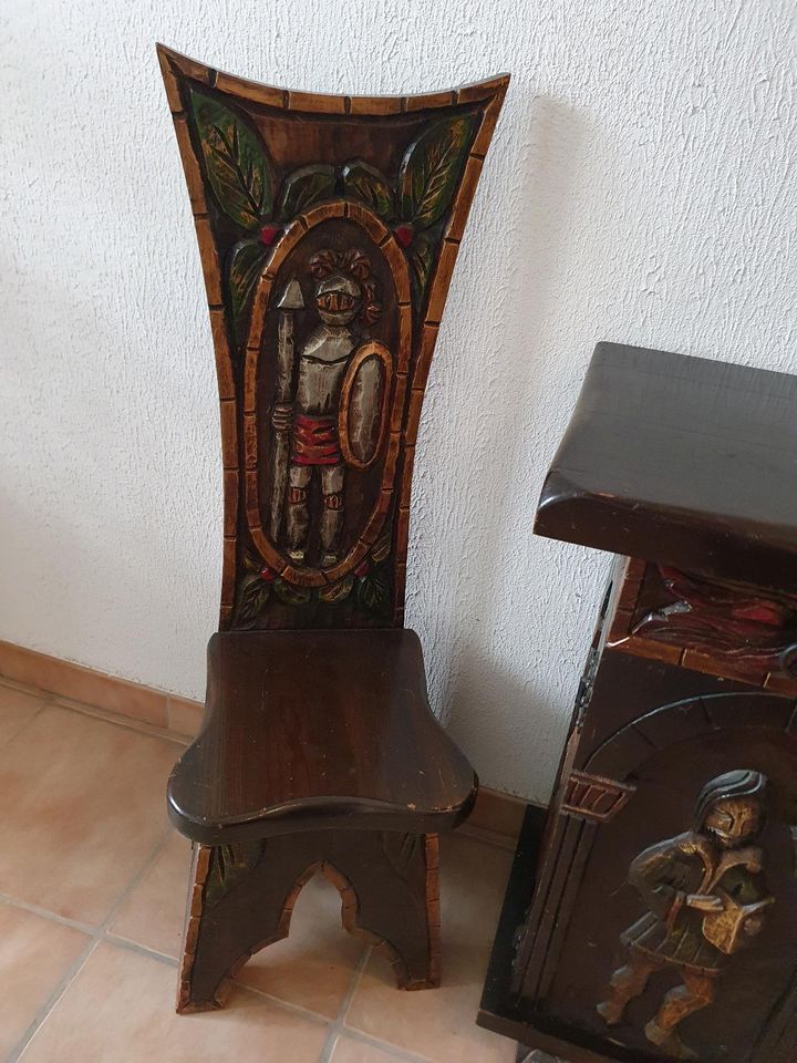 Vintage Möbel Antiquitäten Ritterschrank und Stuhl in Essen