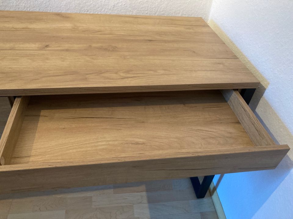 Schreibtisch in Holzoptik mit 2 Schubladen in Marburg