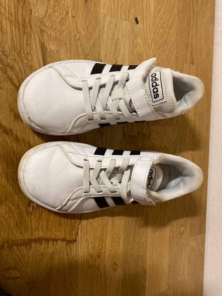 Adidas weiße Leder Turnschuhe weiße Sohle Größe 30 UK12 in Lauenbrück