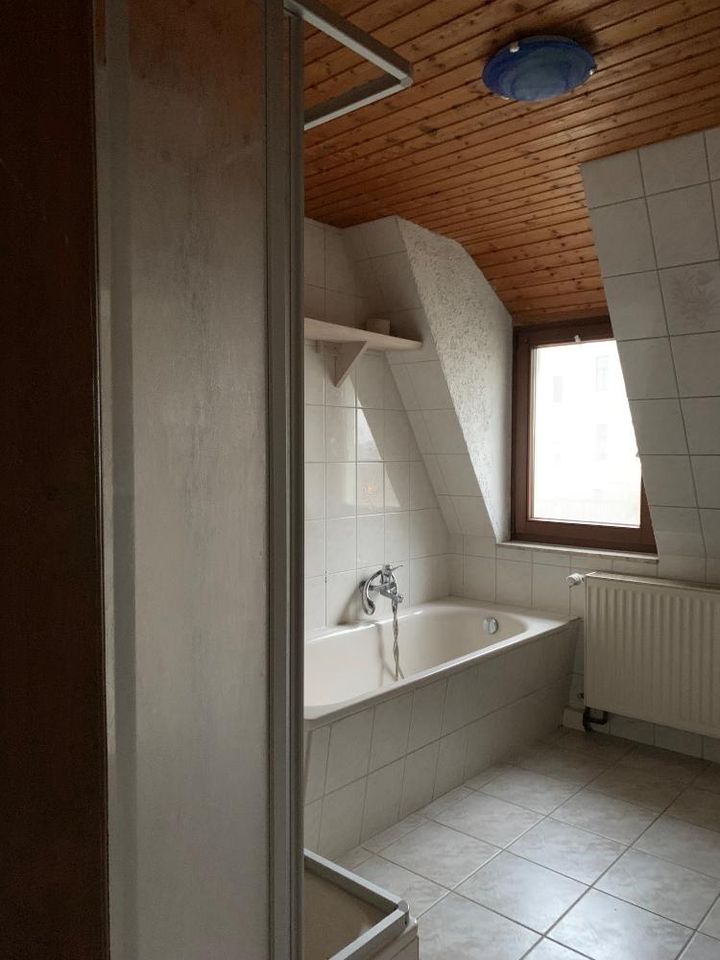 Frisch renoviert zum Einzug - 3-Z/K/B-DG-Wohnung mit separatem Zimmer, Dusche UND Wanne in Elsterberg